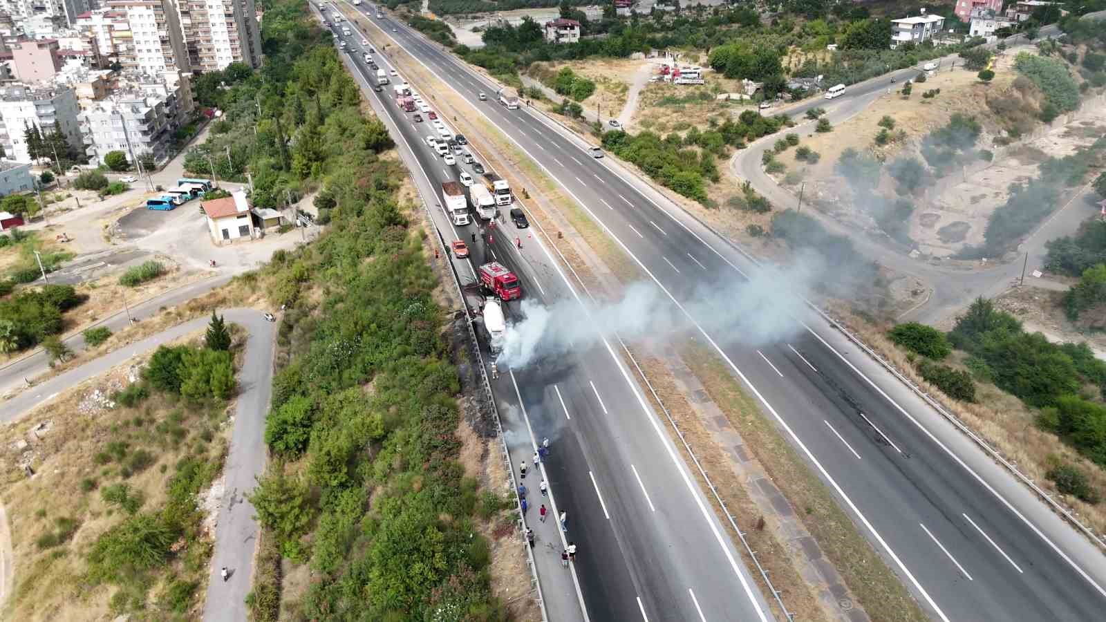 Seyir halindeki beton mikseri alevlere teslim oldu
