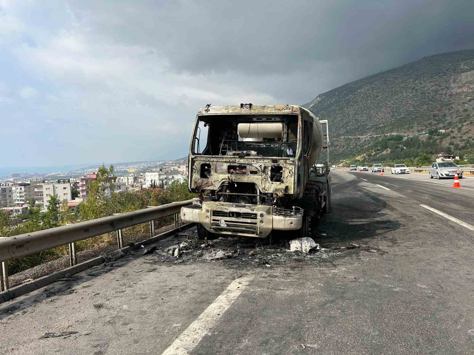 Seyir halindeki beton mikseri alevlere teslim oldu
