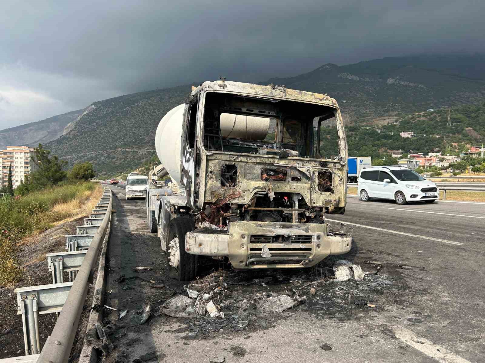 Seyir halindeki beton mikseri alevlere teslim oldu
