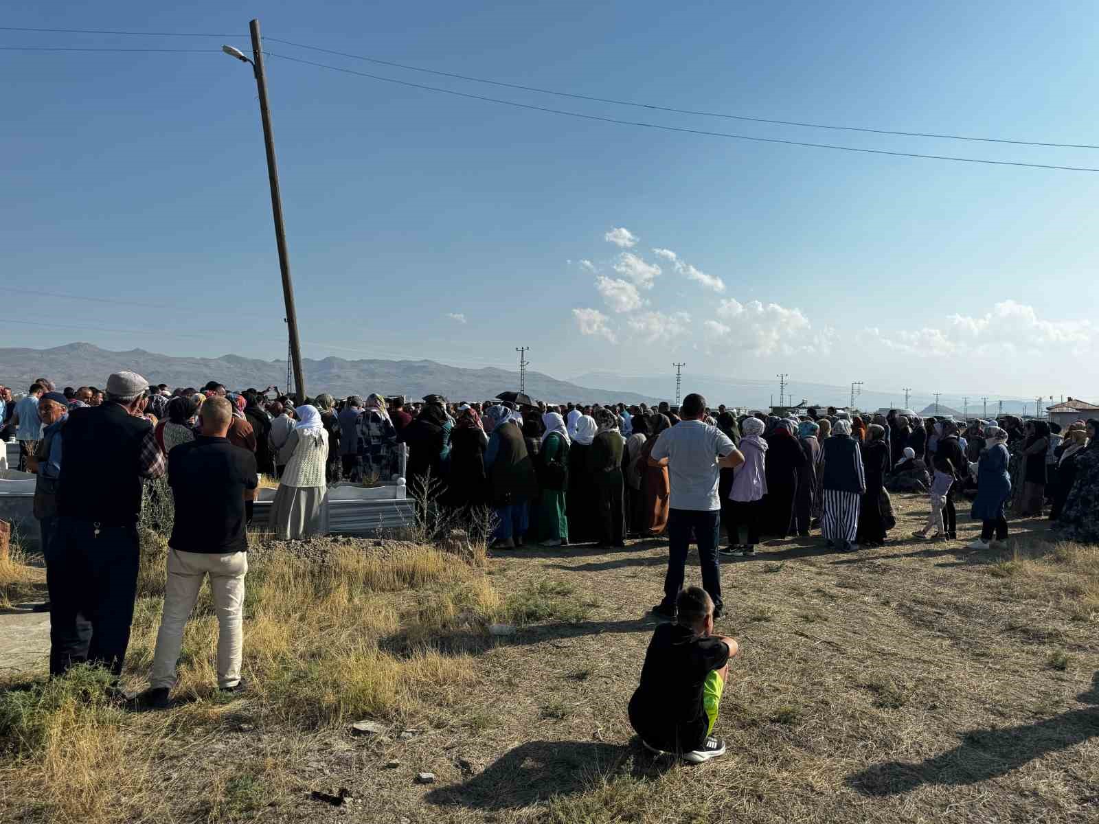 Otobüs kazasında hayatını kaybeden 5 kişi Ağrı’da toprağa verildi
