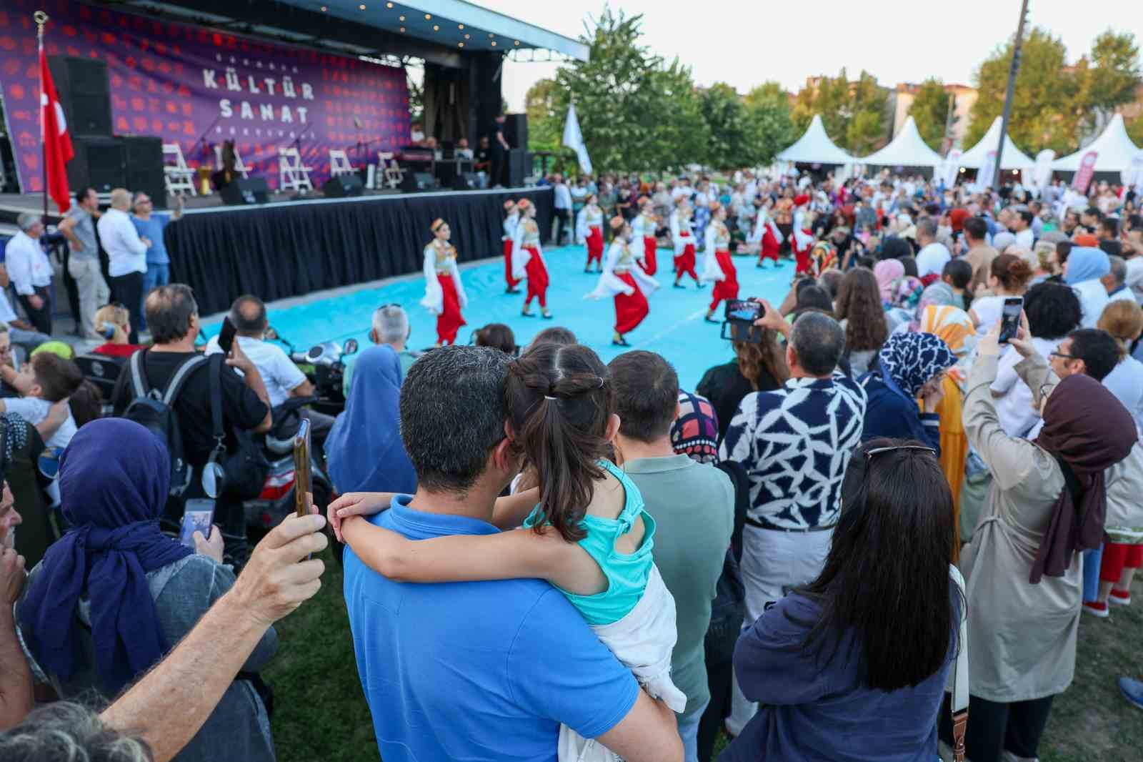 Hemşehri buluşmalarına unutulmaz başlangıç: Rumeli-Balkan rüzgarı Millet Bahçesi’nde esti
