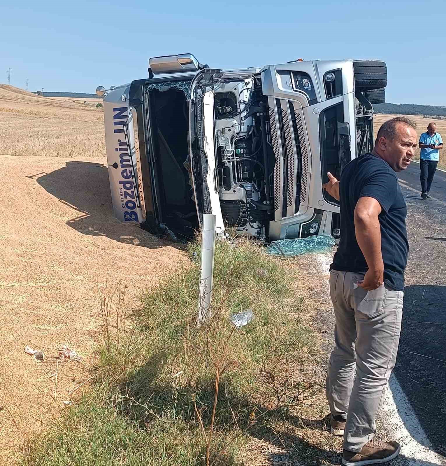 Kontrolden çıkan tır yan yattı: 2’si çocuk 3 yaralı
