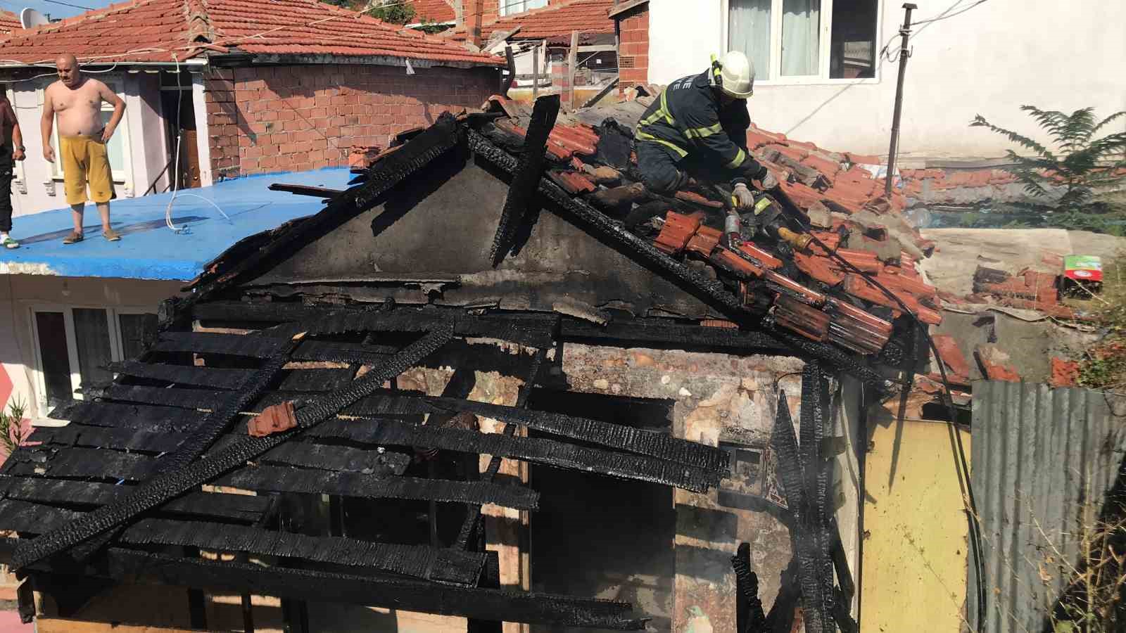 Edirne’de çıkan yangında evi küle dönen kadın gözyaşlarına boğuldu
