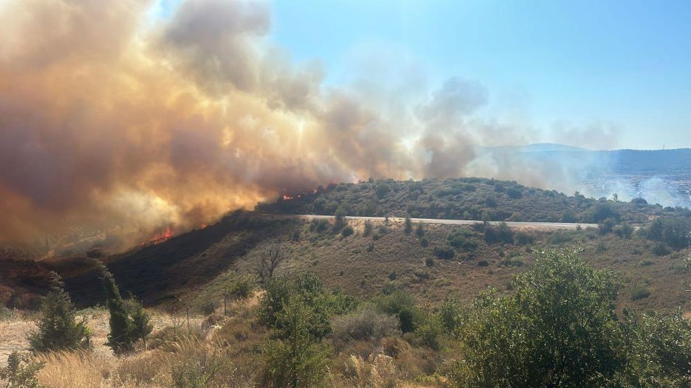 Urla’da ormana sirayet eden yangın kontrol altına alındı
