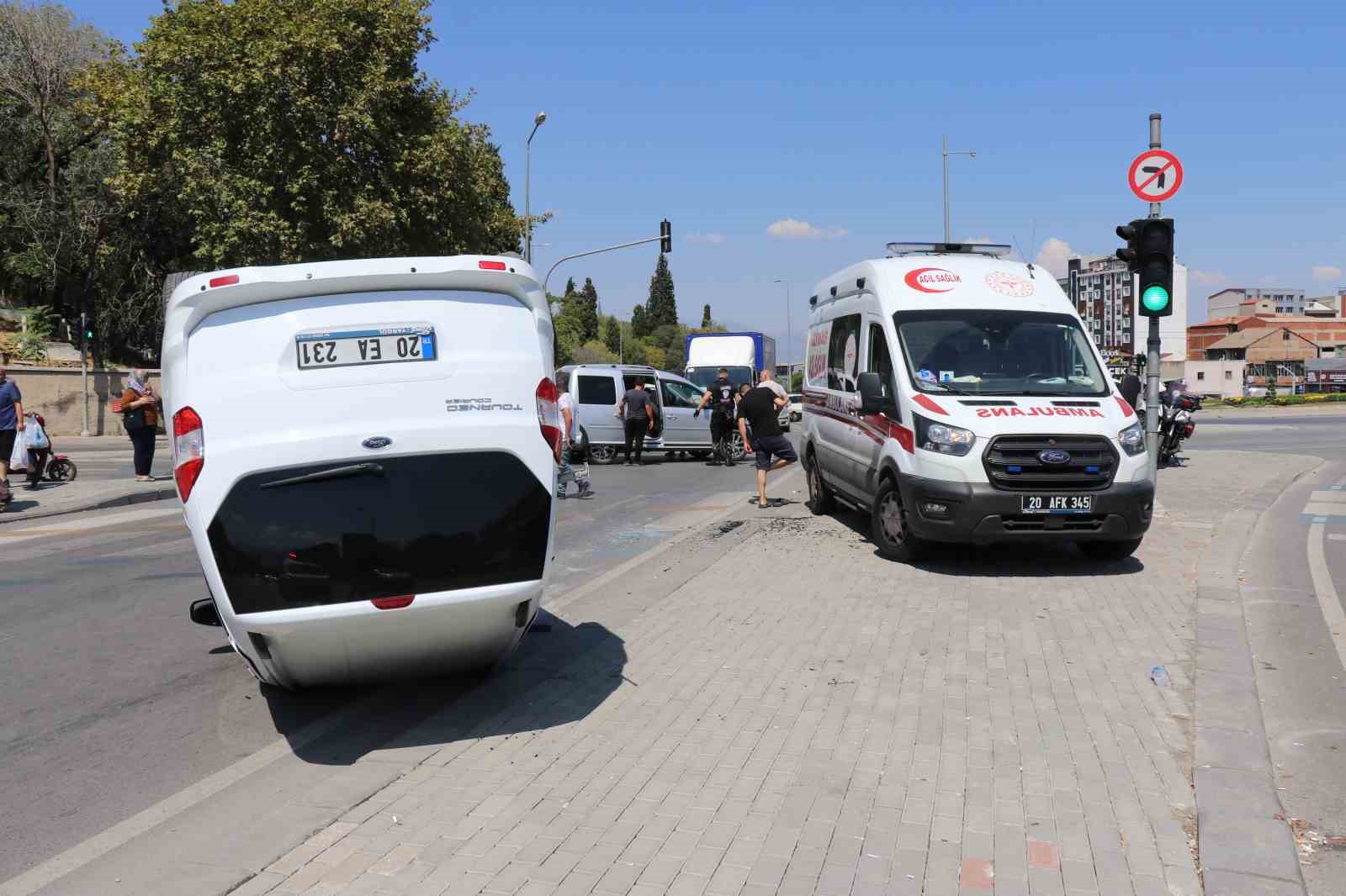 Kavşakta çarpışan araçlardan biri takla attı: 1 yaralı
