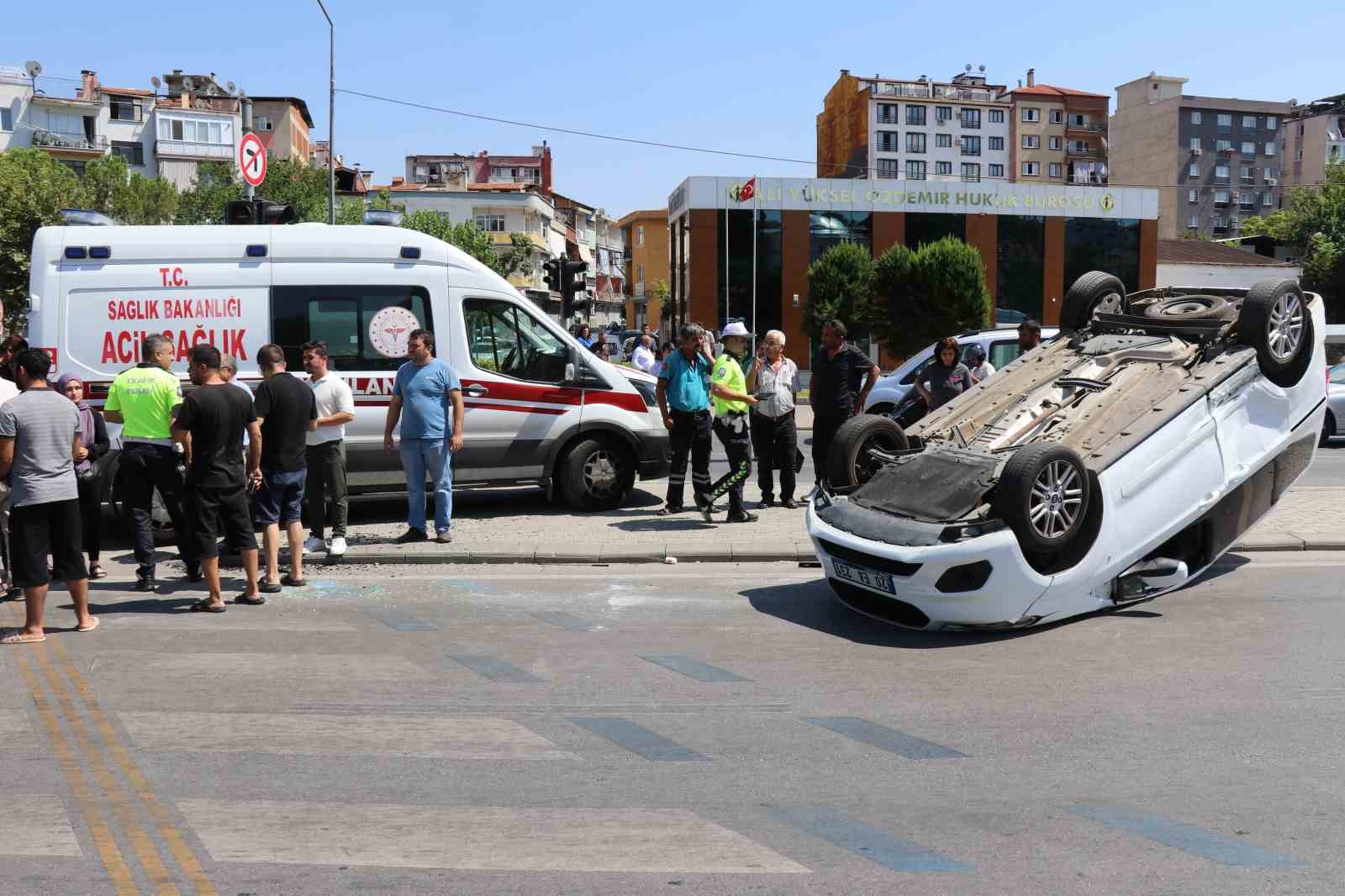 Kavşakta çarpışan araçlardan biri takla attı: 1 yaralı
