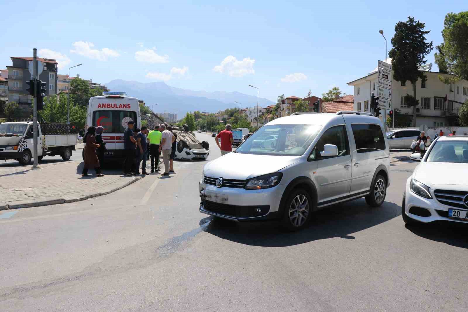 Kavşakta çarpışan araçlardan biri takla attı: 1 yaralı
