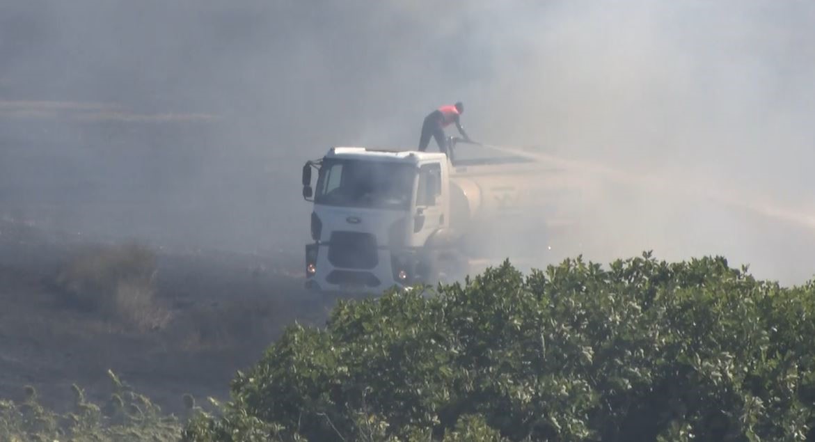 Büyükçekmece’de 60 dönümlük arazinin kül olduğu yangın kontrol altına alındı
