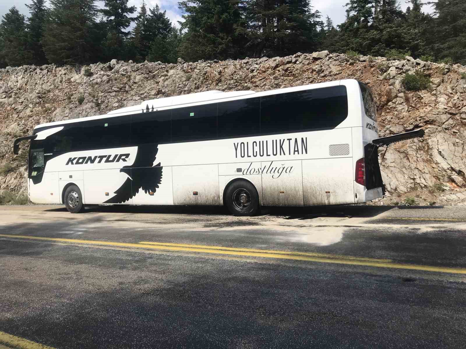 Antalya’da yolcu otobüsünün bariyerlere çarptığı kaza ucuz atlatıldı
