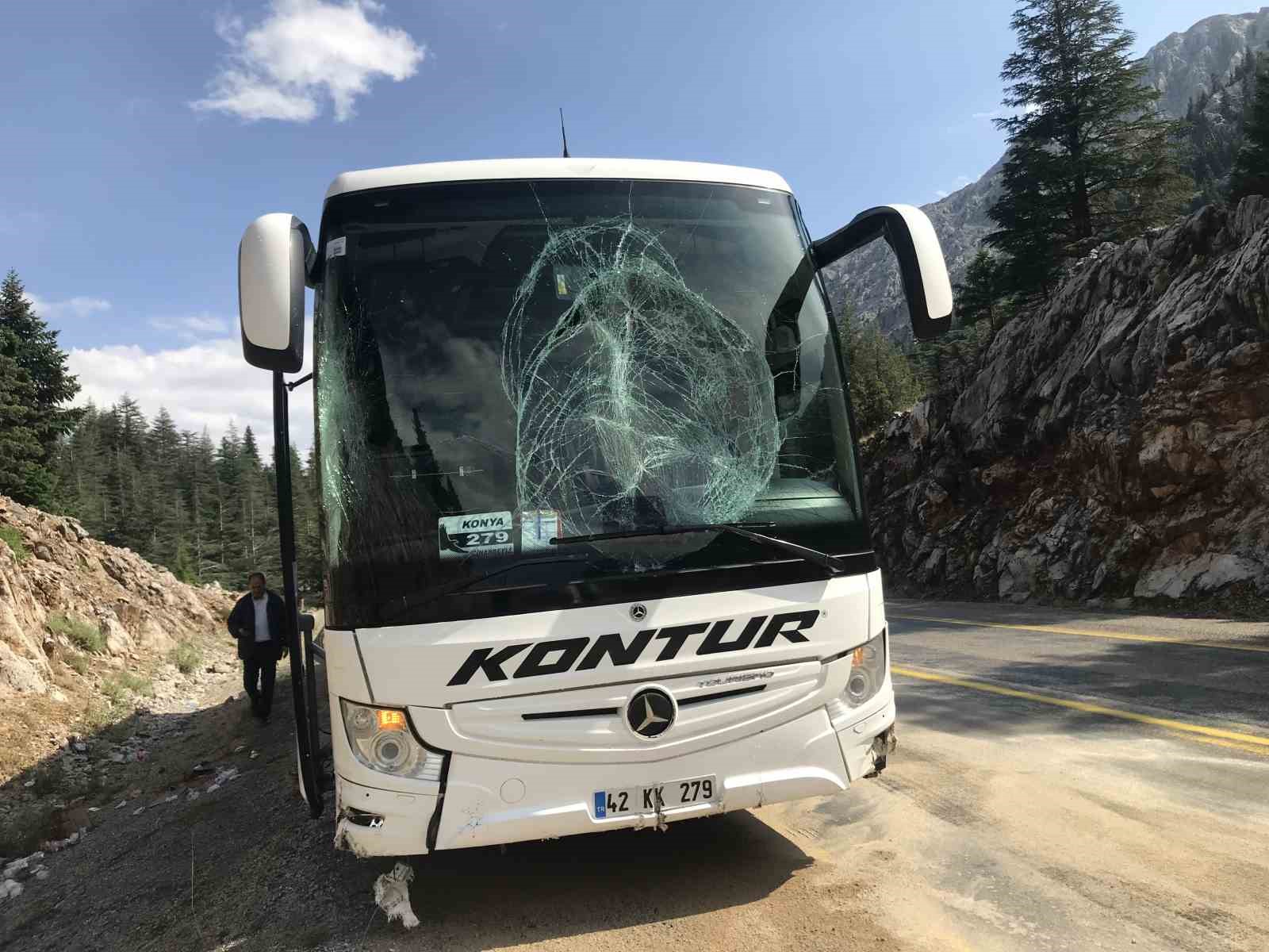 Antalya’da yolcu otobüsünün bariyerlere çarptığı kaza ucuz atlatıldı
