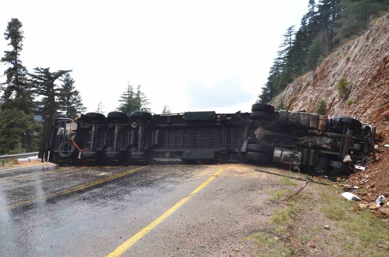 Antalya’da saman yüklü tır devrildi, sürücü yaralandı
