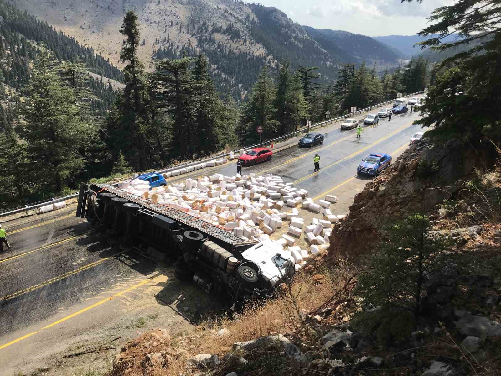 Antalya’da saman yüklü tır devrildi, sürücü yaralandı
