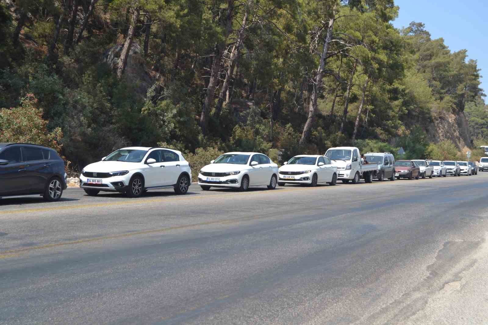 Ölüdeniz’e tatilci akını, uzun araç kuyruğu oluştu
