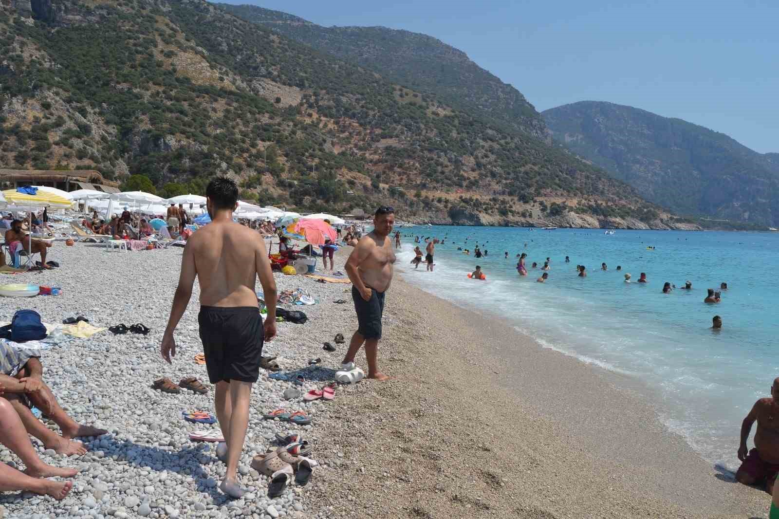 Ölüdeniz’e tatilci akını, uzun araç kuyruğu oluştu
