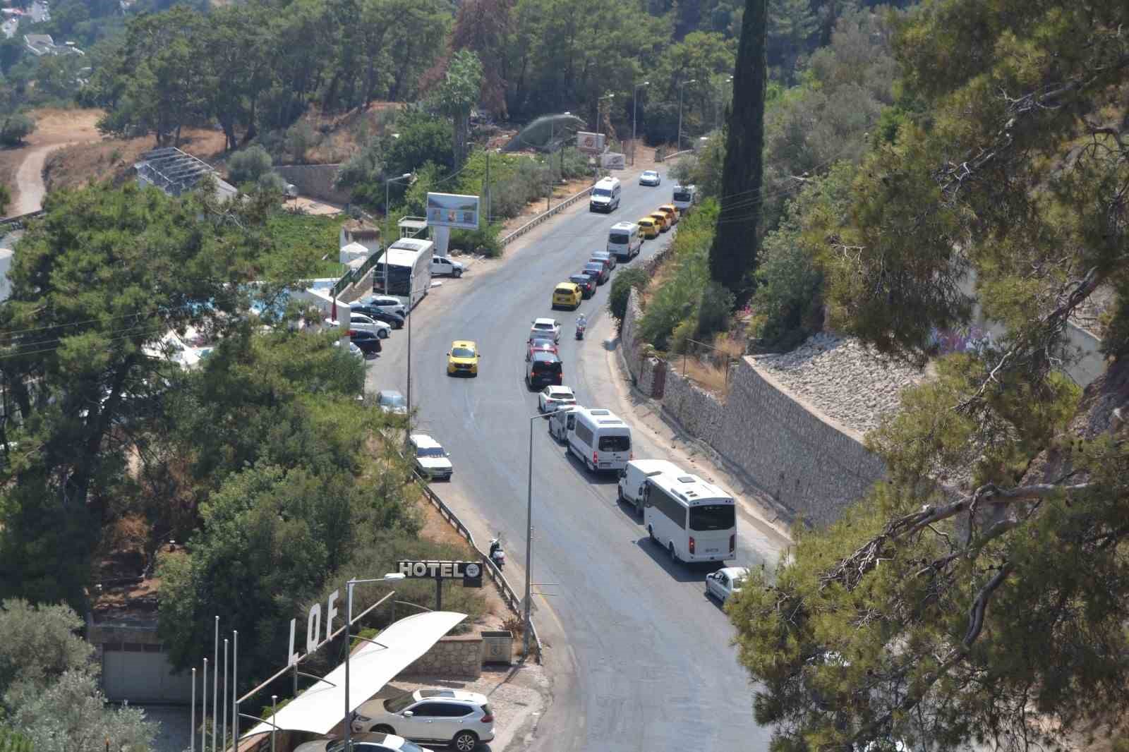 Ölüdeniz’e tatilci akını, uzun araç kuyruğu oluştu
