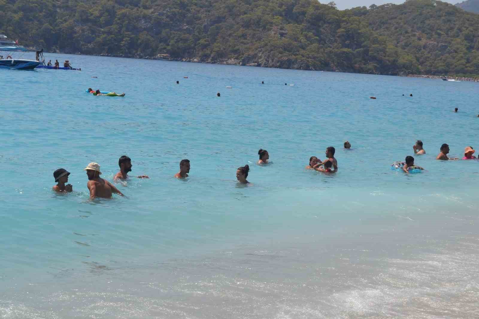 Ölüdeniz’e tatilci akını, uzun araç kuyruğu oluştu
