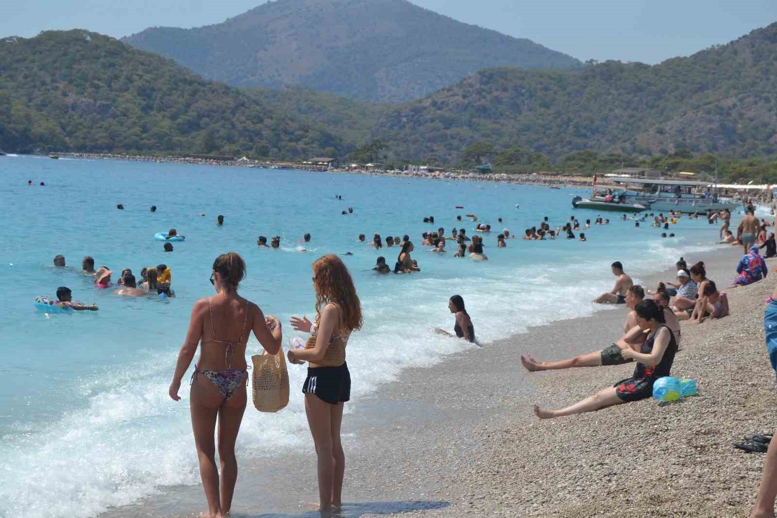 Ölüdeniz’e tatilci akını, uzun araç kuyruğu oluştu
