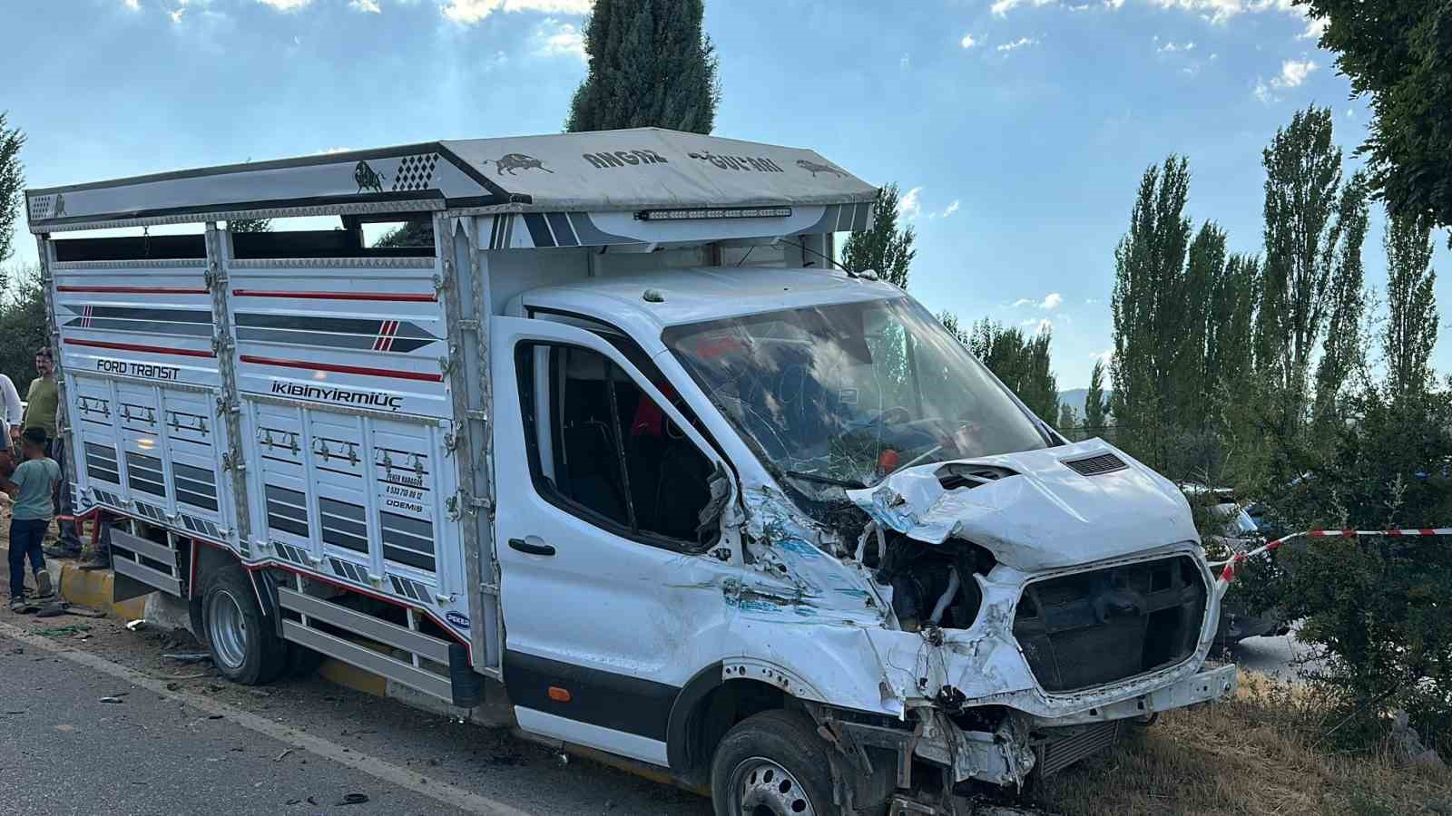 Uşak’ta kamyonet ile çarpışan traktör devrildi: 1 ölü
