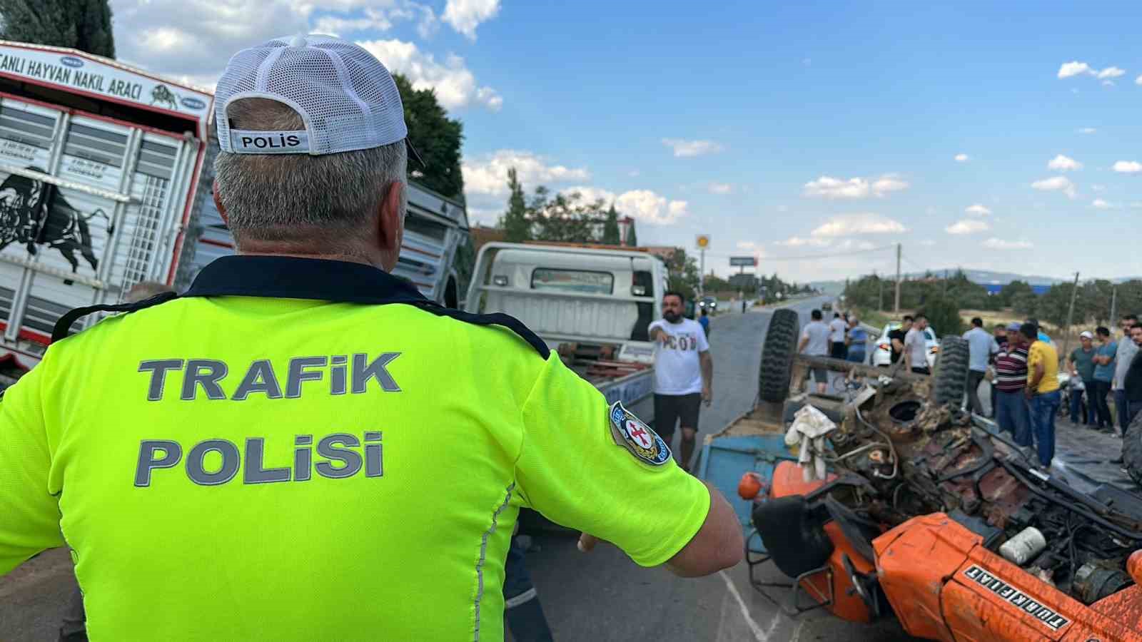 Uşak’ta kamyonet ile çarpışan traktör devrildi: 1 ölü
