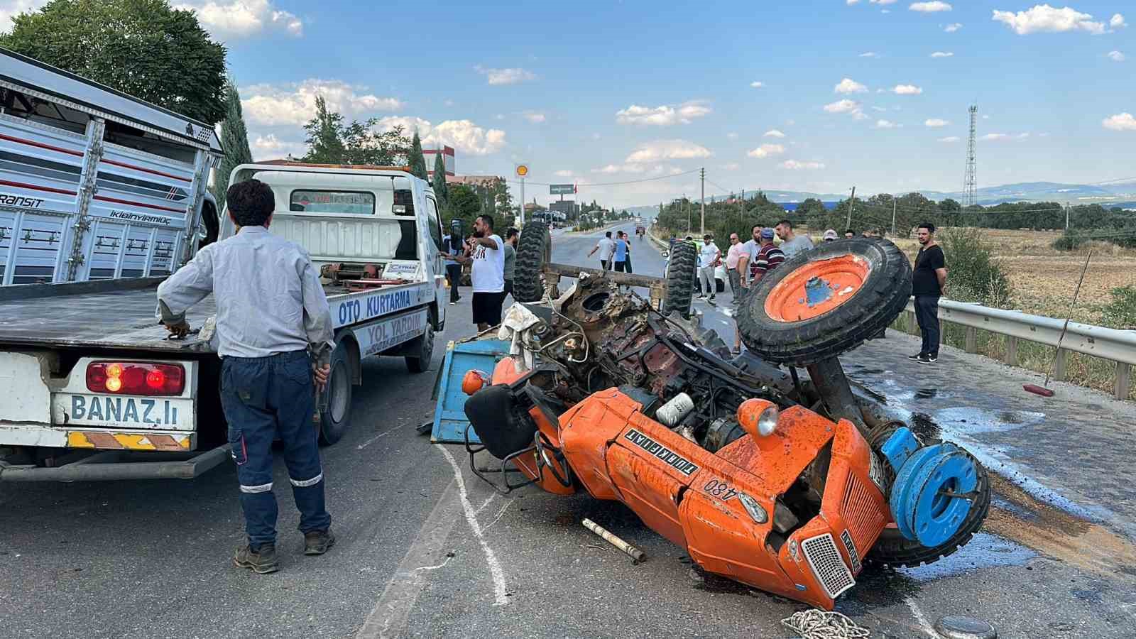 Uşak’ta kamyonet ile çarpışan traktör devrildi: 1 ölü
