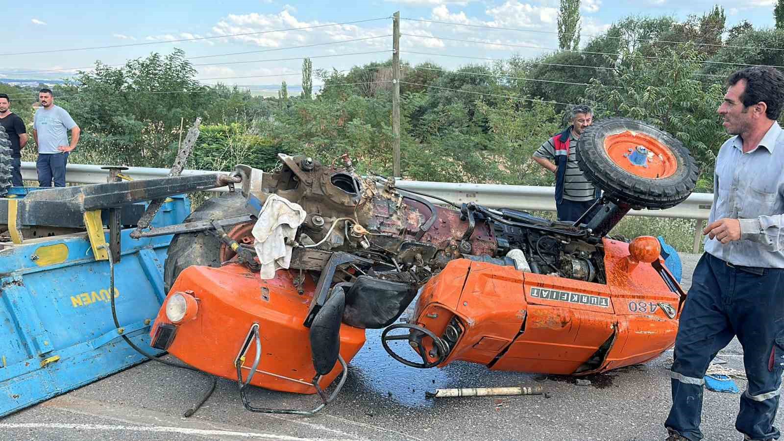 Uşak’ta kamyonet ile çarpışan traktör devrildi: 1 ölü
