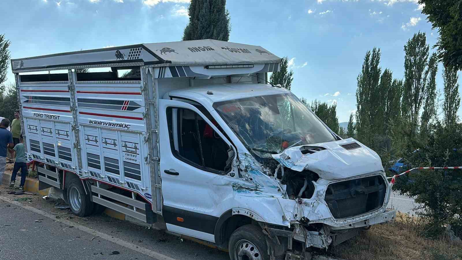 Uşak’ta kamyonet ile çarpışan traktör devrildi: 1 ölü
