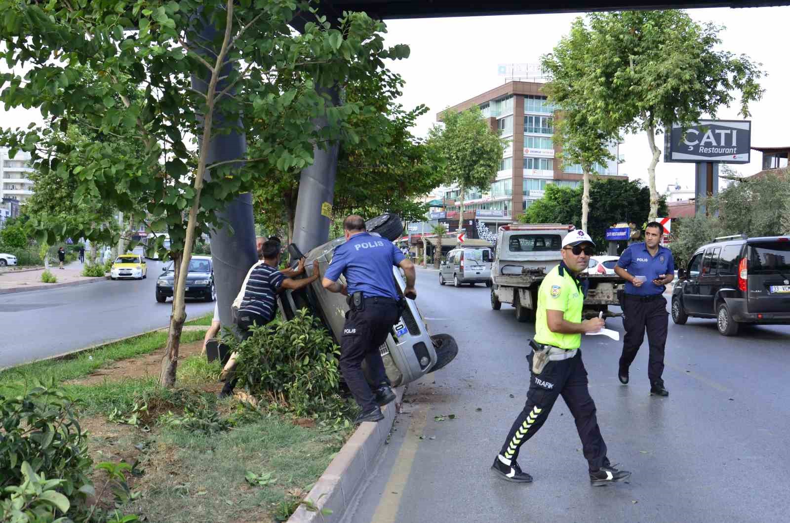 Takla atan otomobilin sürücüsü yaralandı
