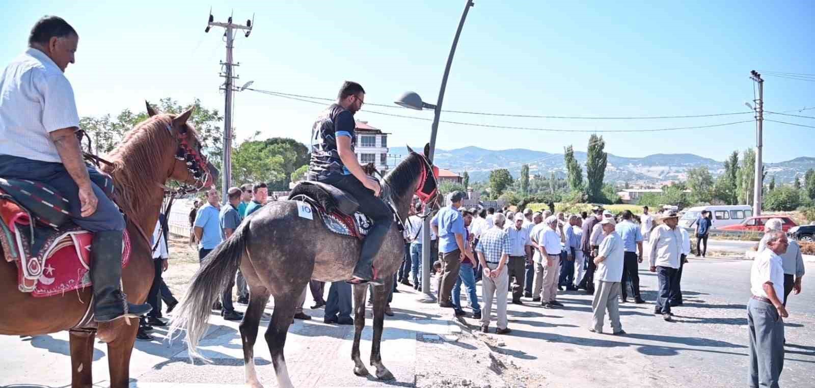 Başkan Zeyrek ilçe girişinde atlı birliklerle karşılandı
