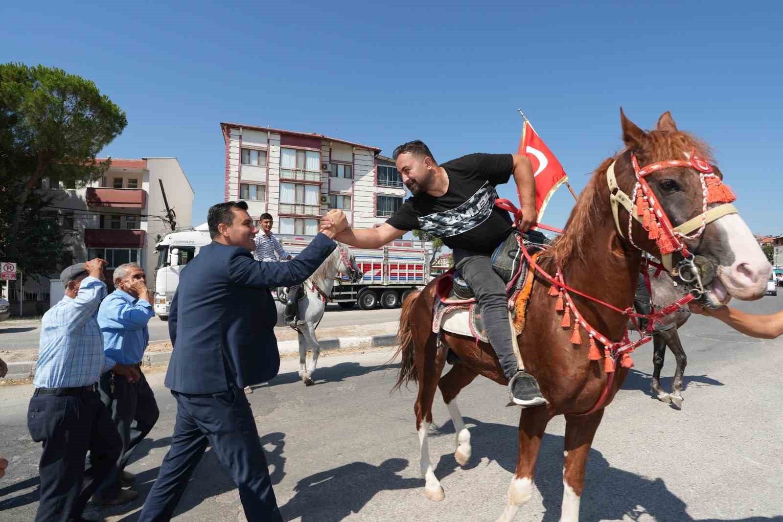 Başkan Zeyrek ilçe girişinde atlı birliklerle karşılandı
