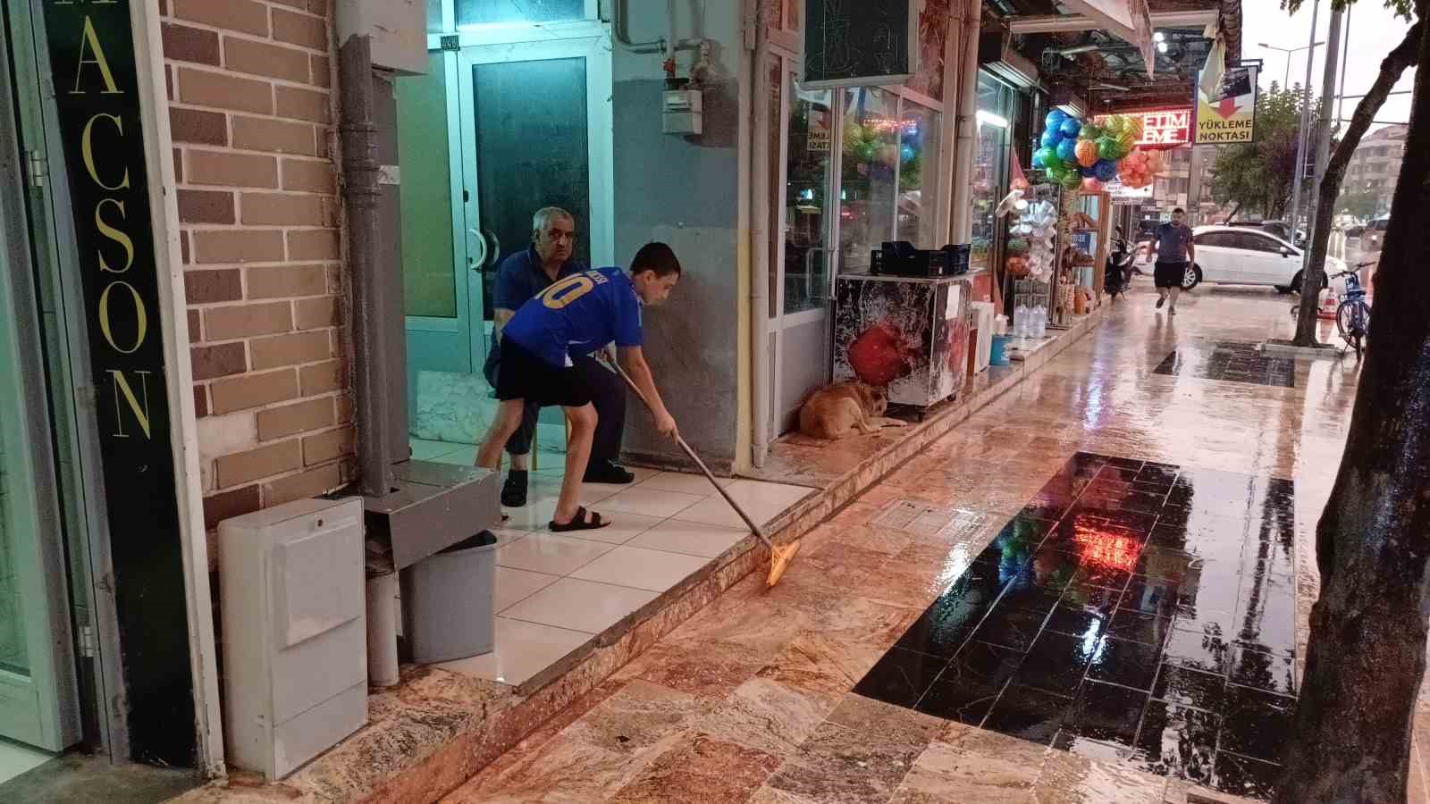 Düzce’de etkili olan sağanakta yollar göle döndü
