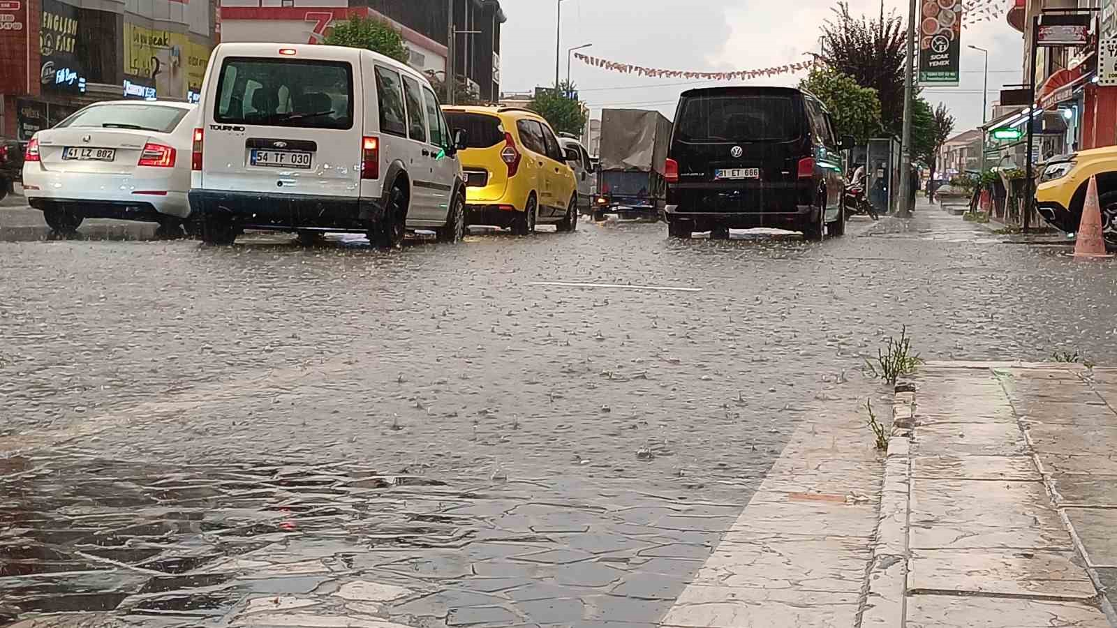 Düzce’de etkili olan sağanakta yollar göle döndü
