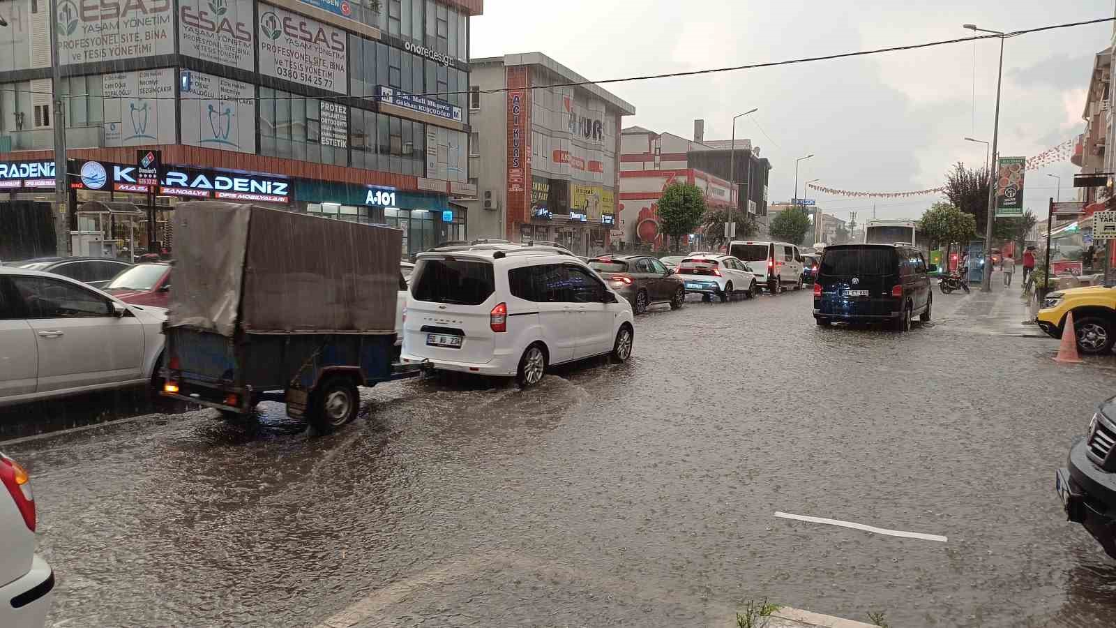 Düzce’de etkili olan sağanakta yollar göle döndü
