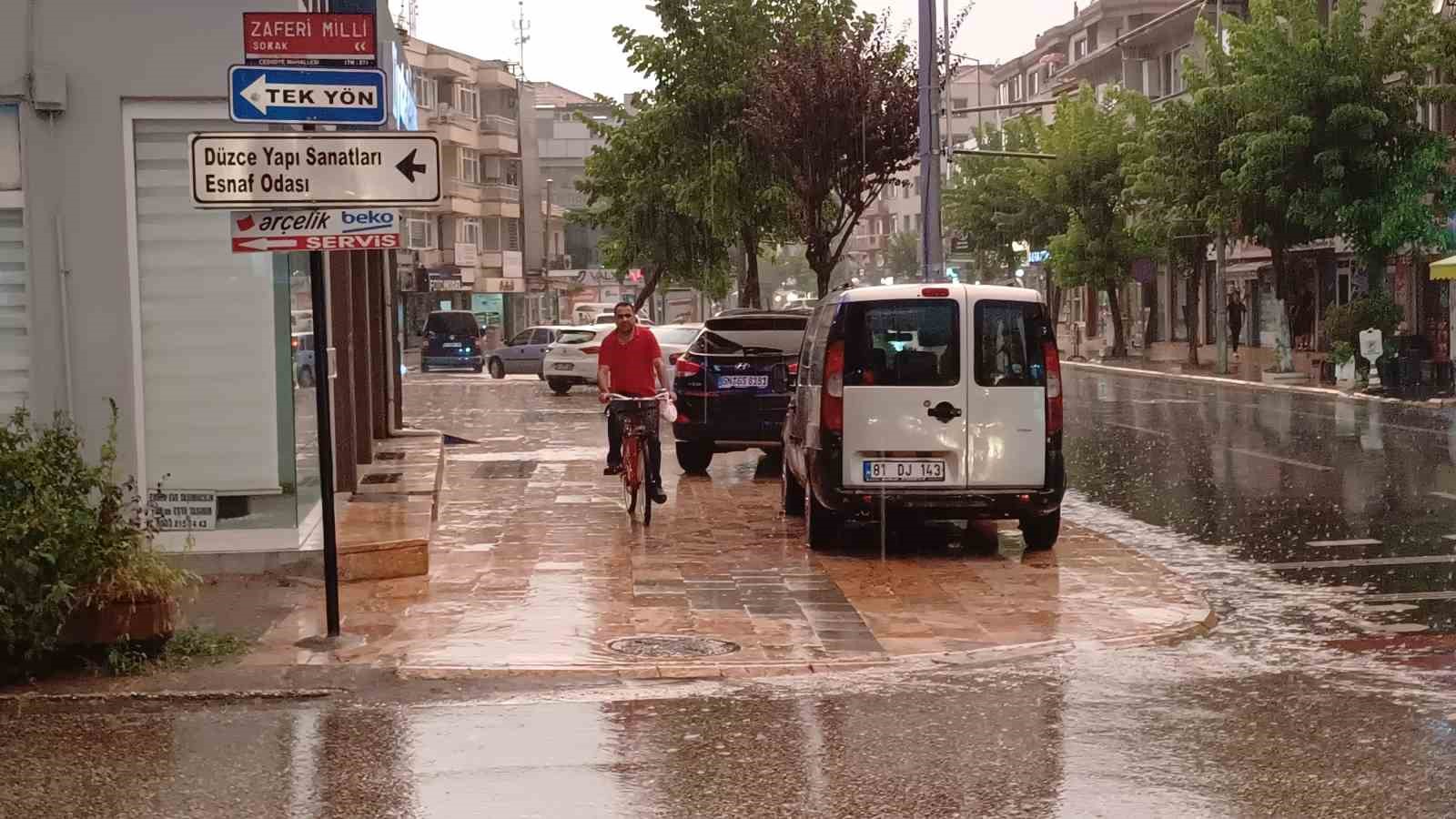 Düzce’de etkili olan sağanakta yollar göle döndü
