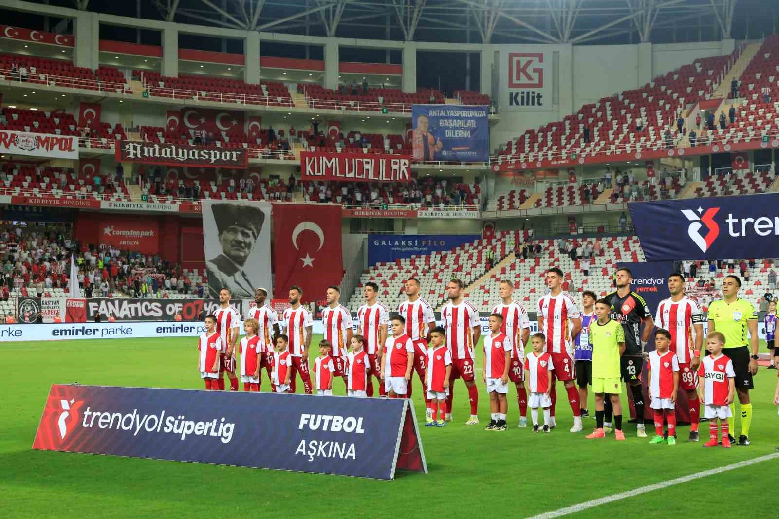 Trendyol Süper Lig: Antalyaspor: 0 - Göztepe: 0 (İlk yarı)
