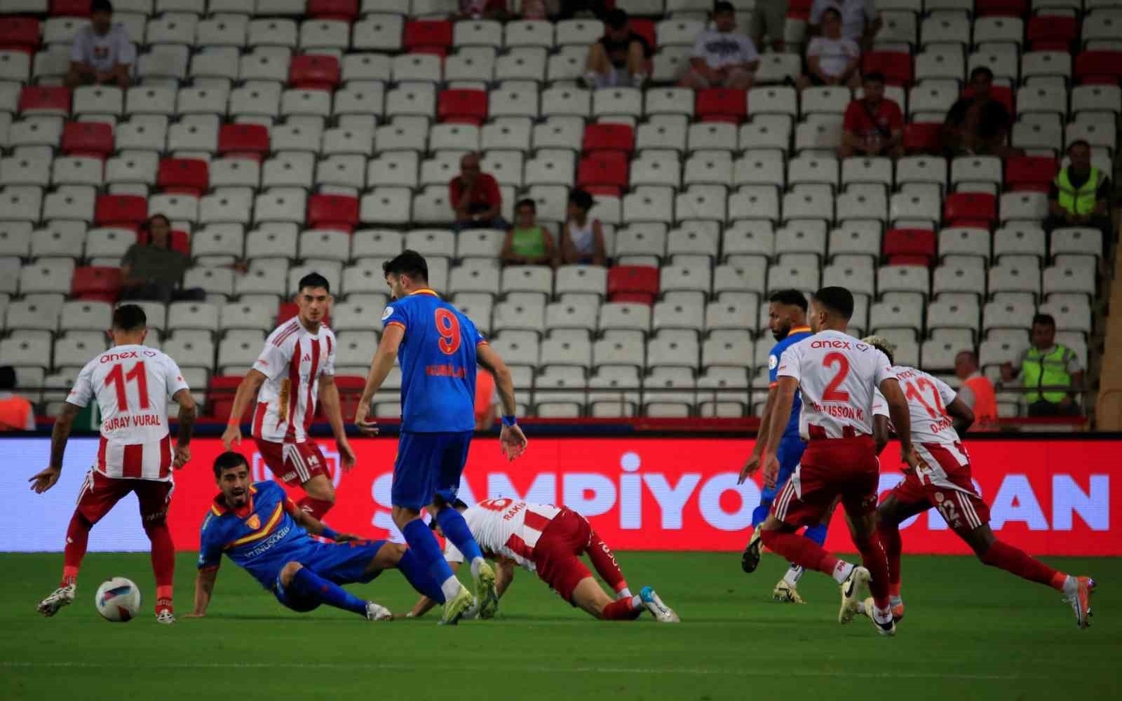 Trendyol Süper Lig: Antalyaspor: 0 - Göztepe: 0 (İlk yarı)
