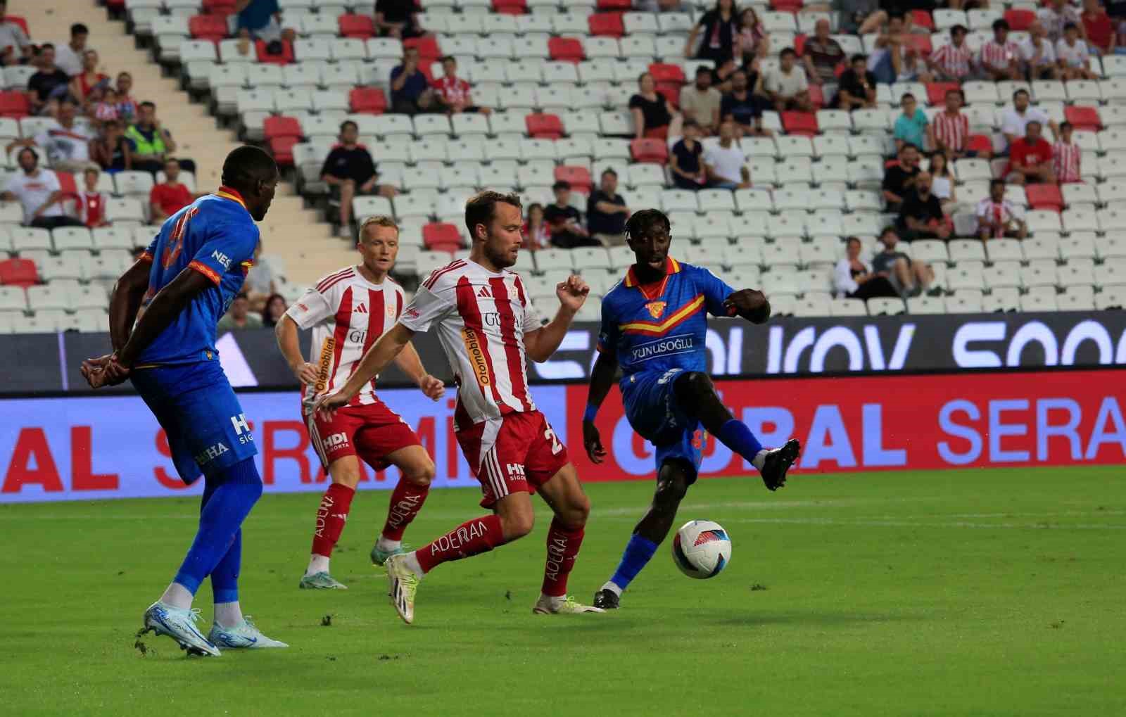 Trendyol Süper Lig: Antalyaspor: 0 - Göztepe: 0 (İlk yarı)
