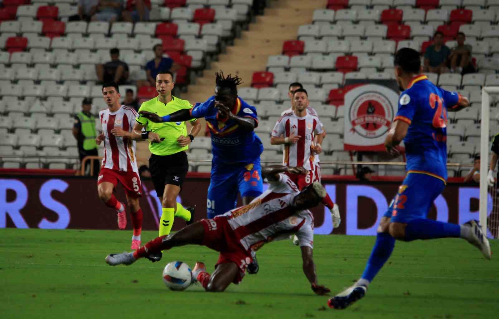 Trendyol Süper Lig: Antalyaspor: 0 - Göztepe: 0 (İlk yarı)
