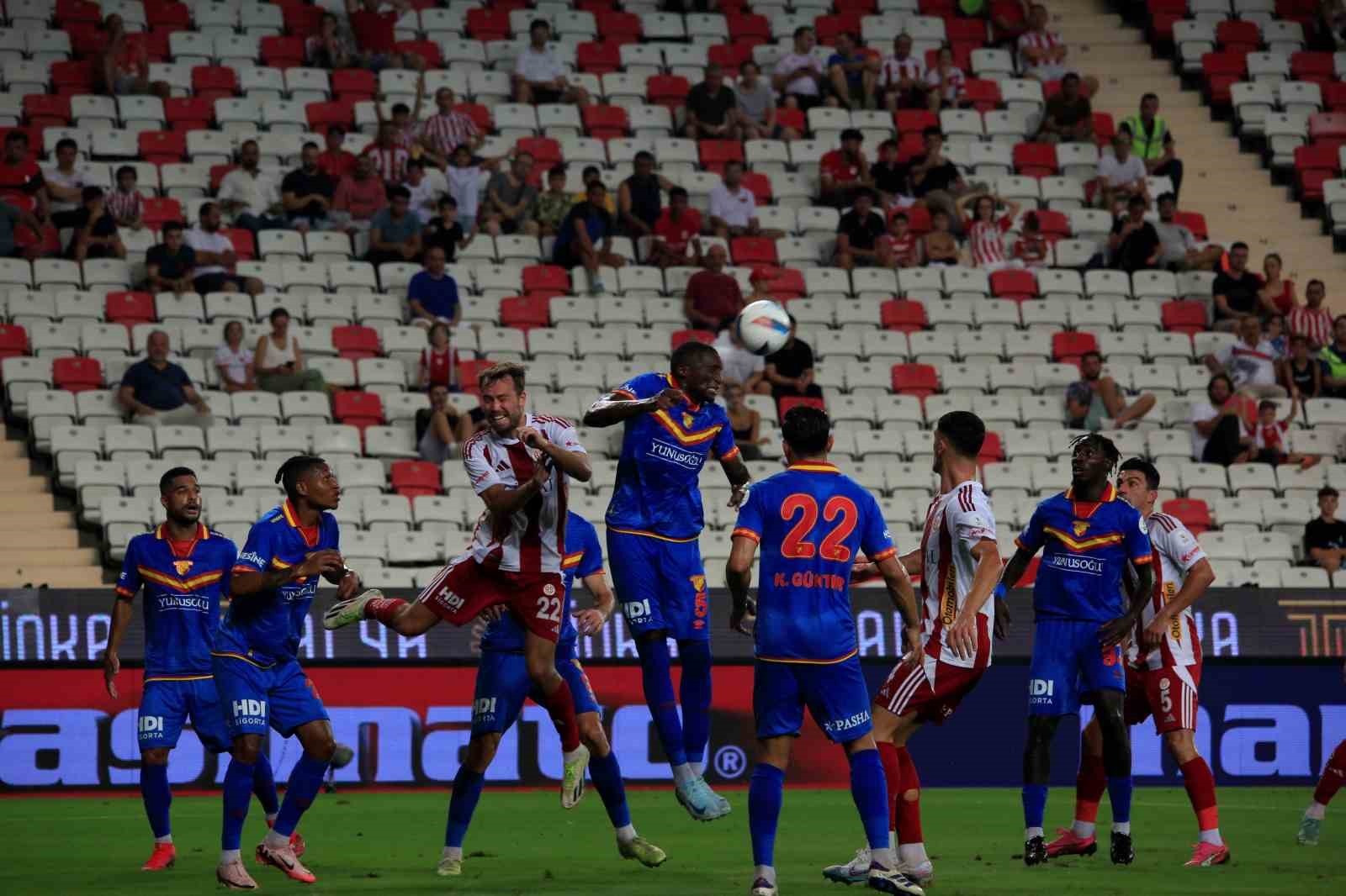 Trendyol Süper Lig: Antalyaspor: 0 - Göztepe: 0 (İlk yarı)
