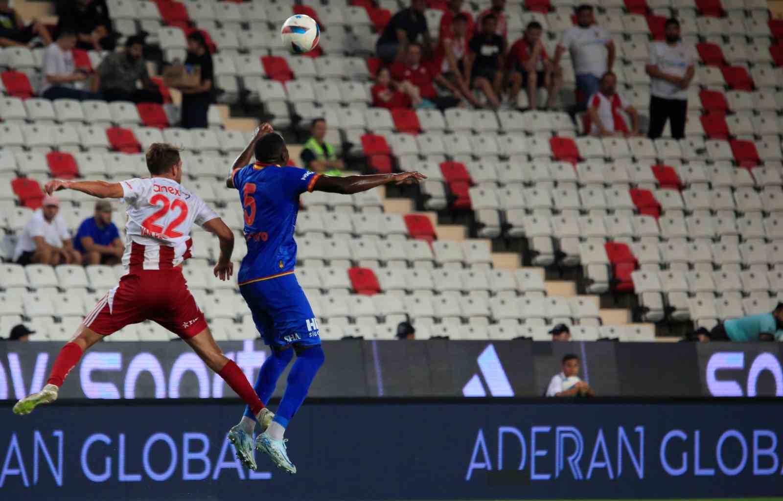 Trendyol Süper Lig: Antalyaspor: 0 - Göztepe: 0 (İlk yarı)
