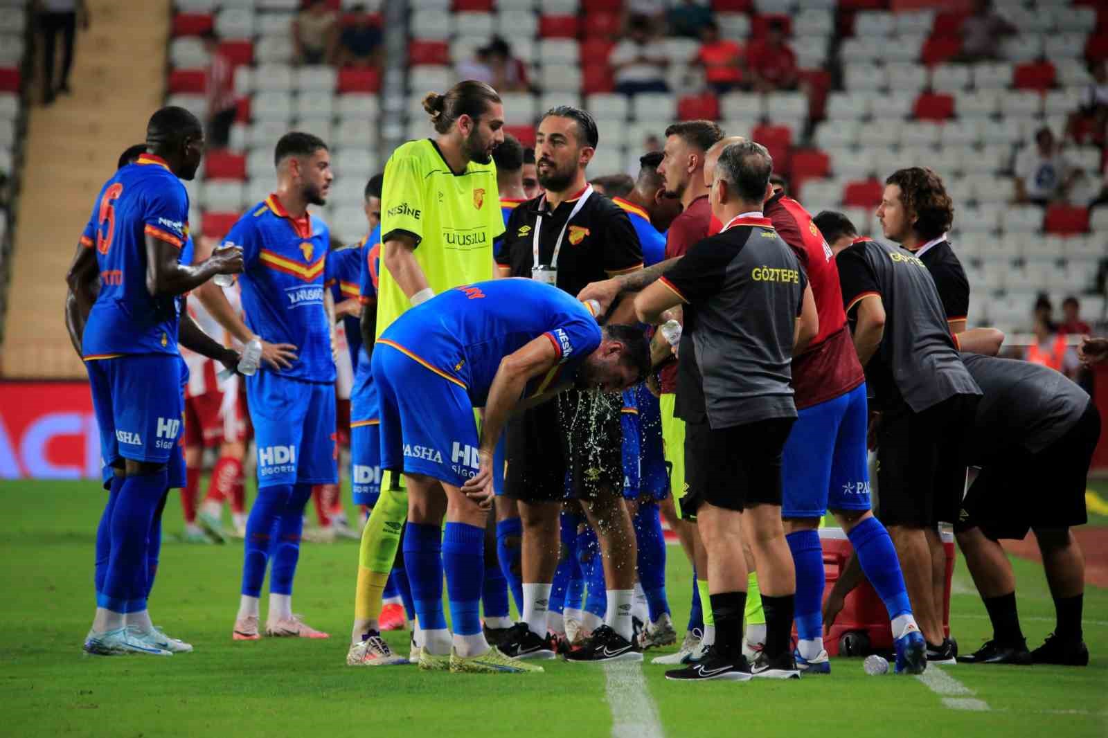 Trendyol Süper Lig: Antalyaspor: 0 - Göztepe: 0 (İlk yarı)
