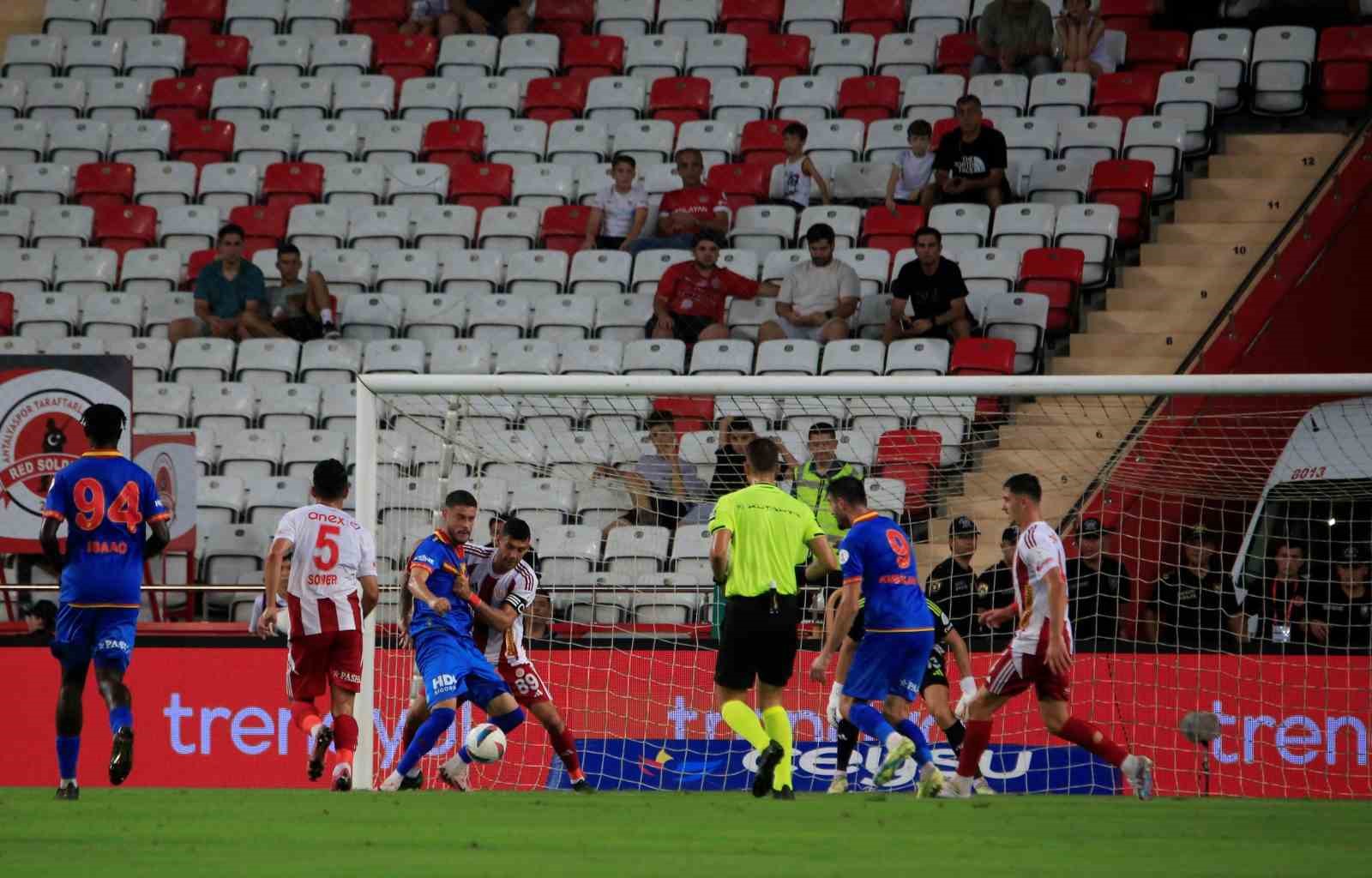 Trendyol Süper Lig: Antalyaspor: 0 - Göztepe: 0 (İlk yarı)
