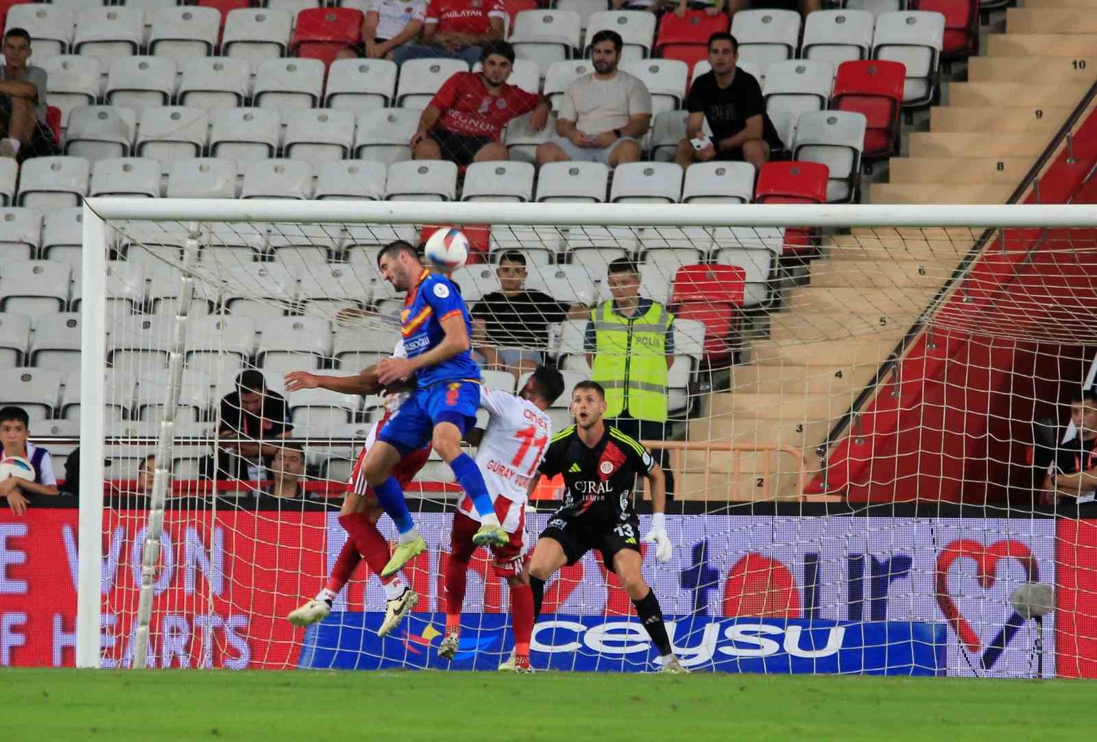 Trendyol Süper Lig: Antalyaspor: 0 - Göztepe: 0 (İlk yarı)
