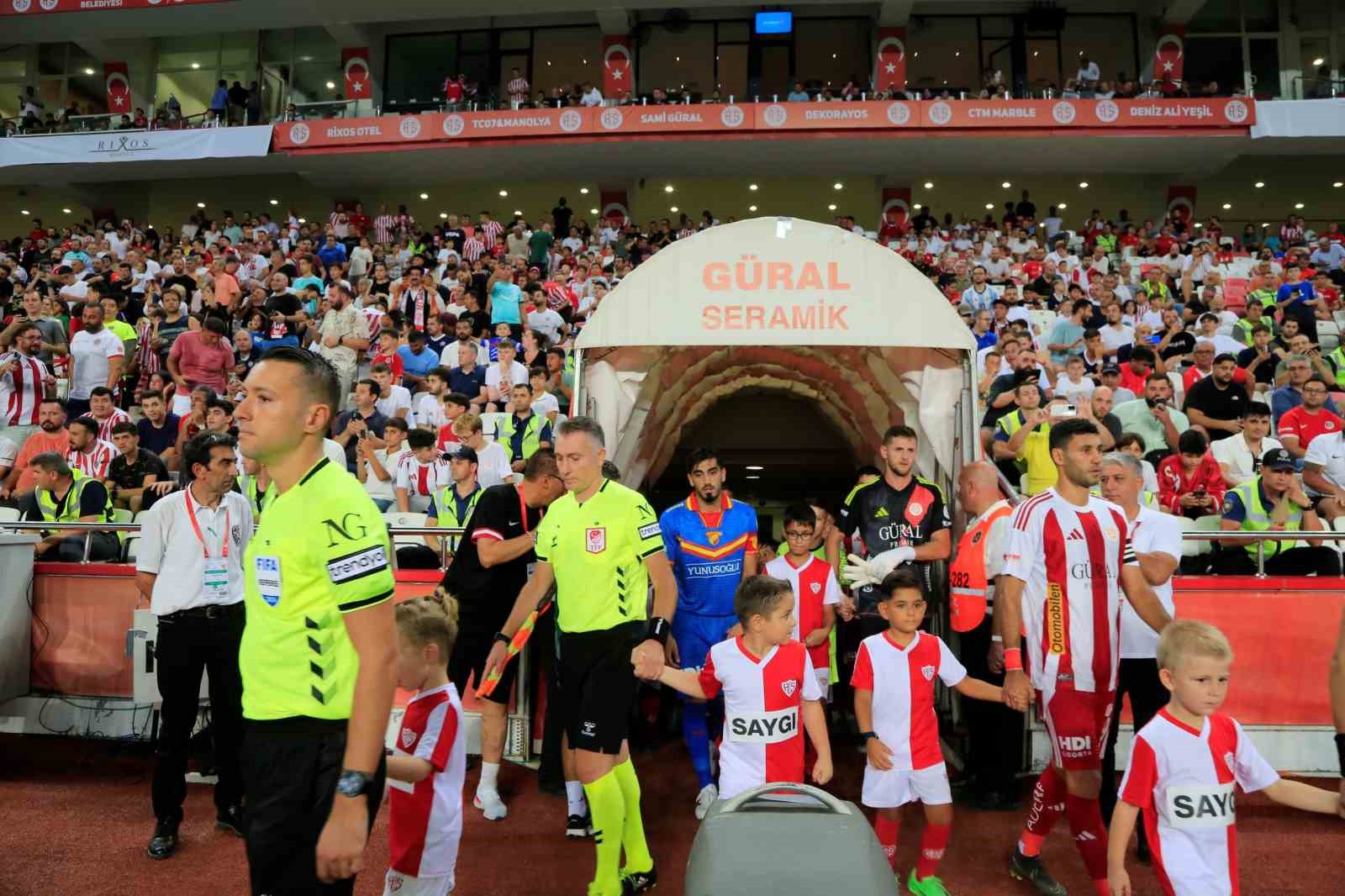 Trendyol Süper Lig: Antalyaspor: 0 - Göztepe: 0 (İlk yarı)
