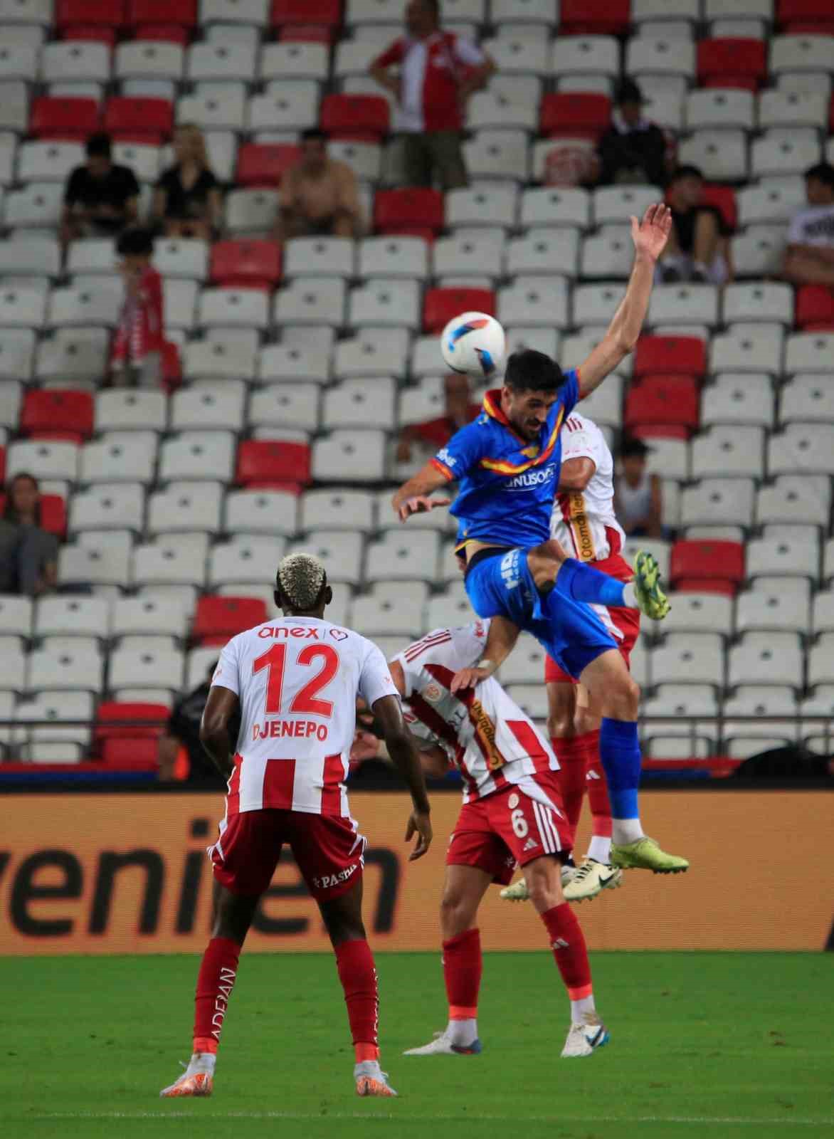 Trendyol Süper Lig: Antalyaspor: 0 - Göztepe: 0 (İlk yarı)
