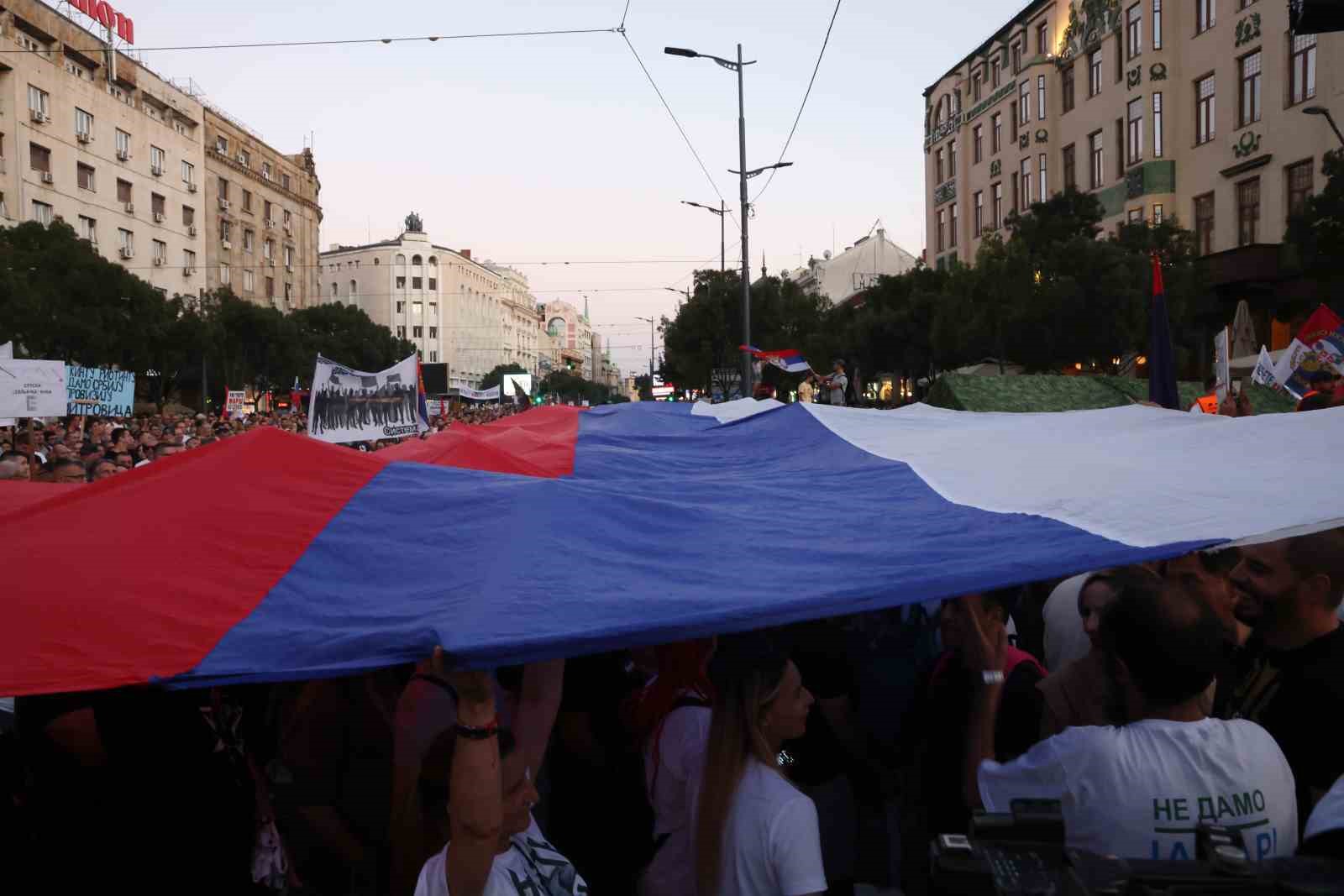 Sırbistan’da binlerce kişi lityum madeni projesini protesto etti
