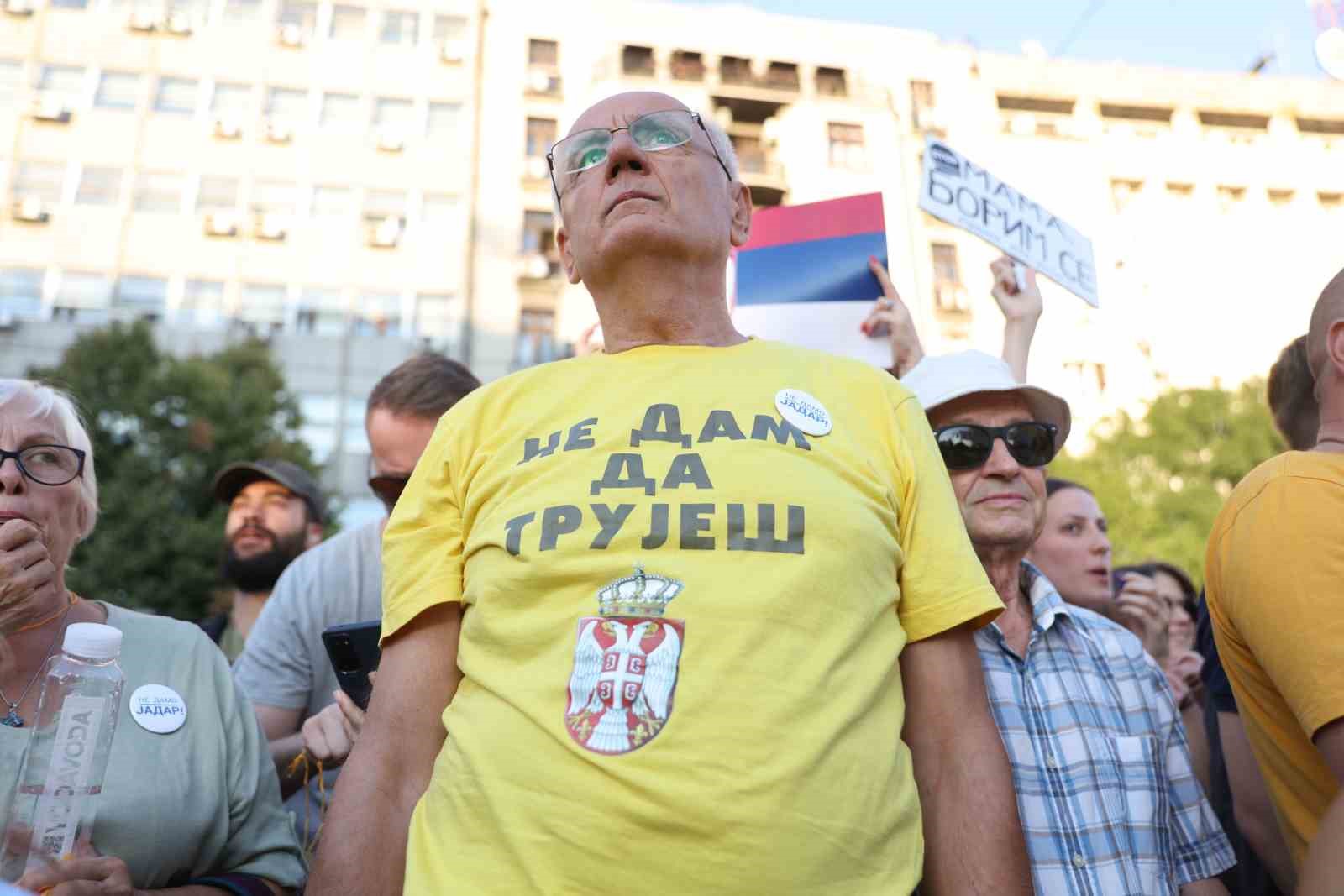 Sırbistan’da binlerce kişi lityum madeni projesini protesto etti
