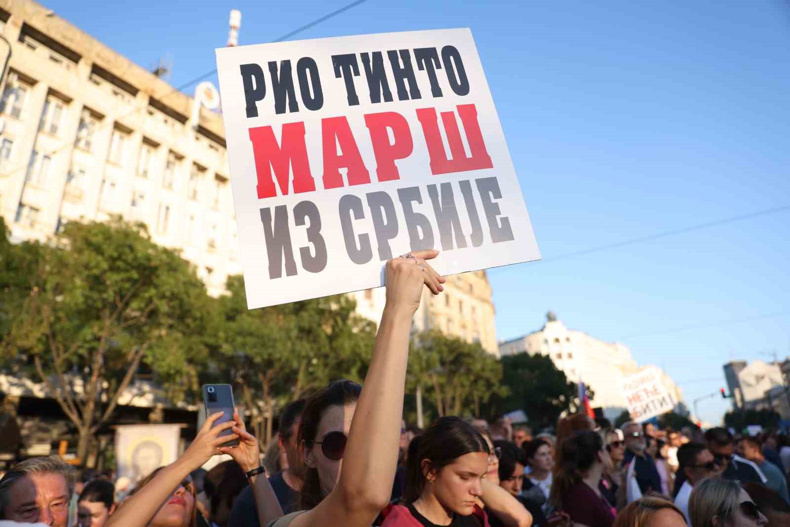 Sırbistan’da binlerce kişi lityum madeni projesini protesto etti
