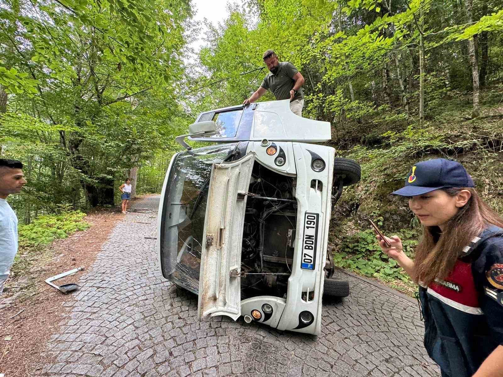 Kamp için Yedigöller’e gelen çiftin karavanı devrildi: 2 yaralı
