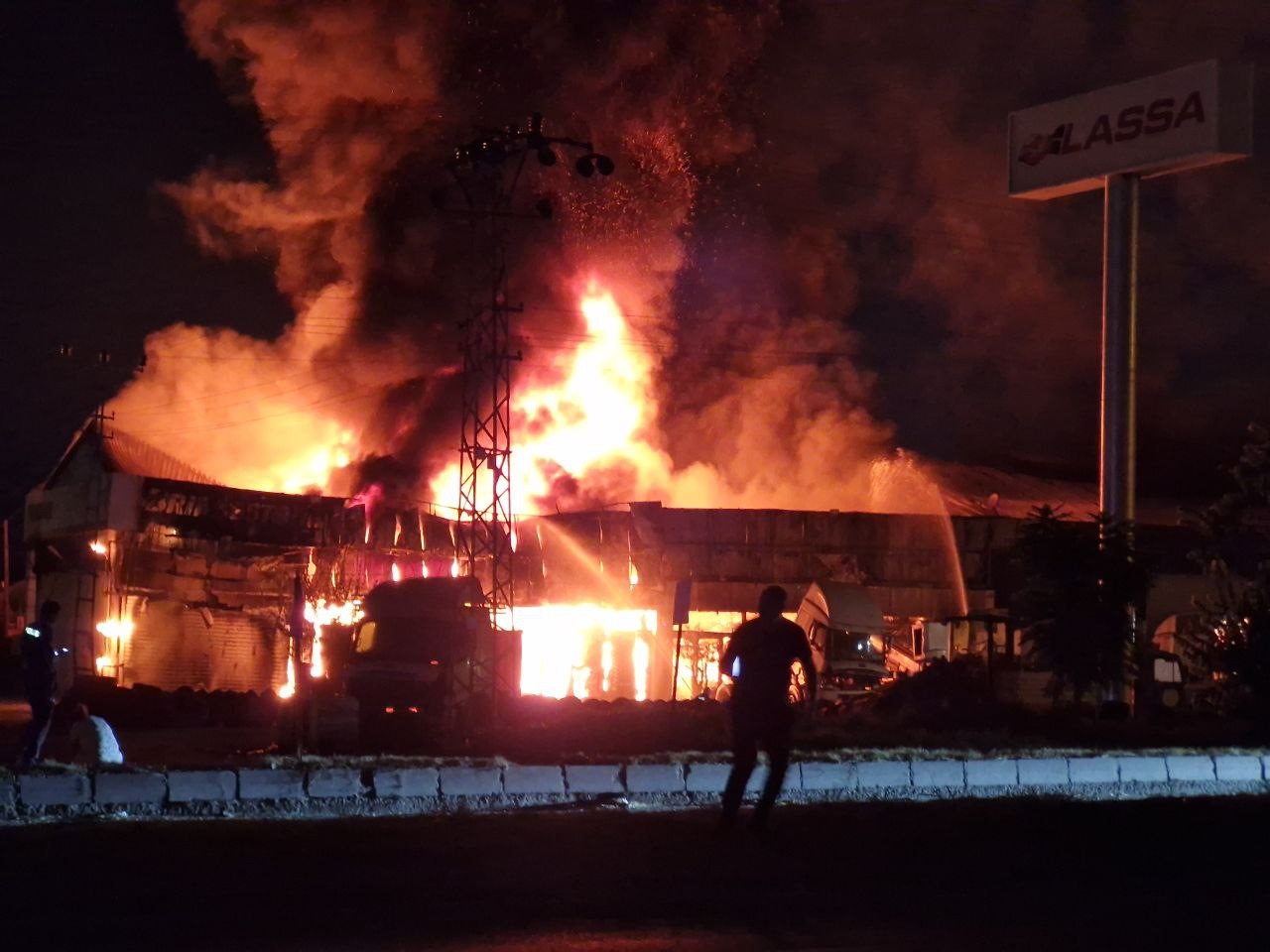 Hatay’da lastik bayisi alevlere teslim oldu
