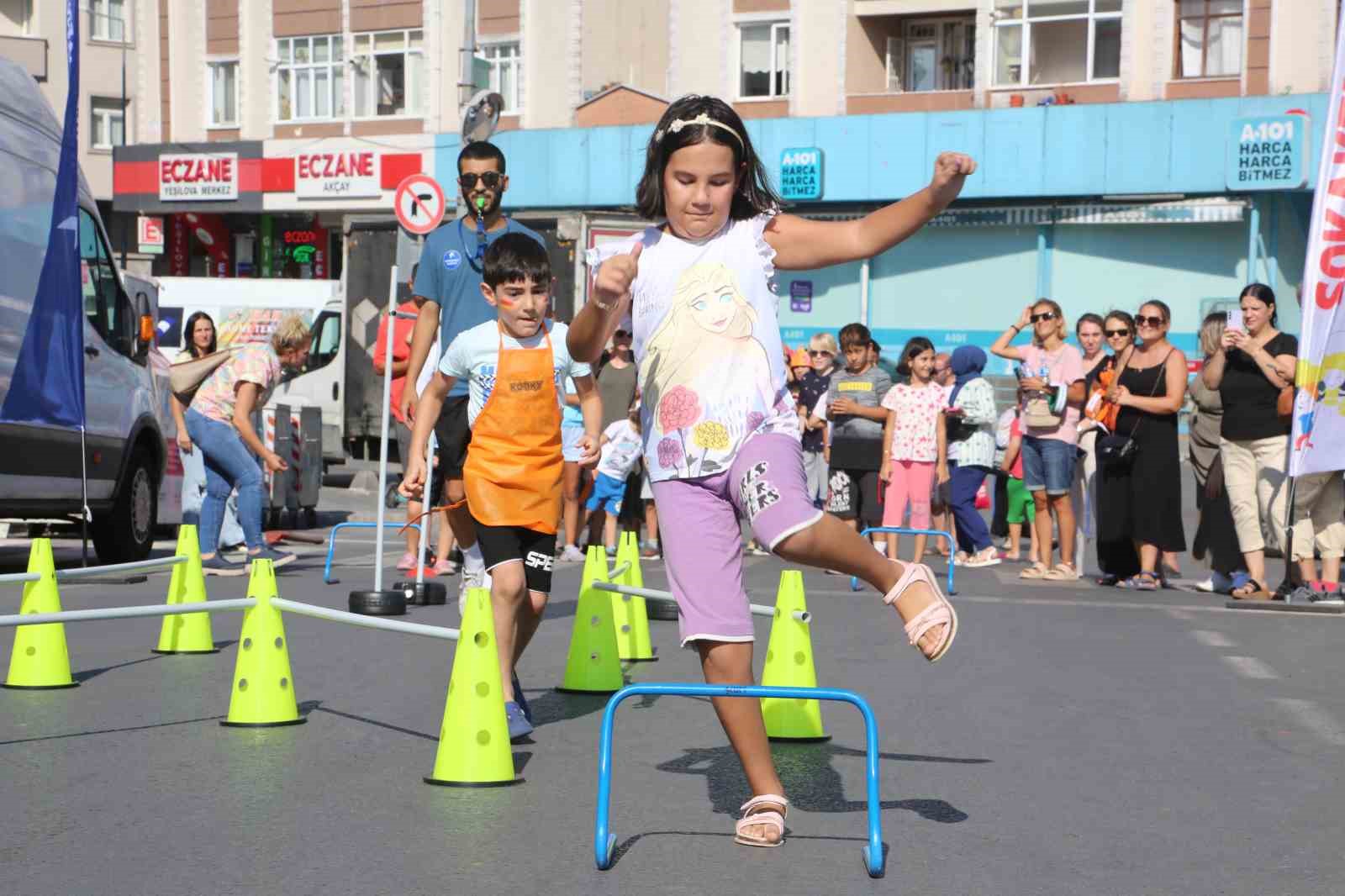 Küçükçekmece Belediyesi 18 mahallede yüzlerce çocuğu oyunla buluşturdu
